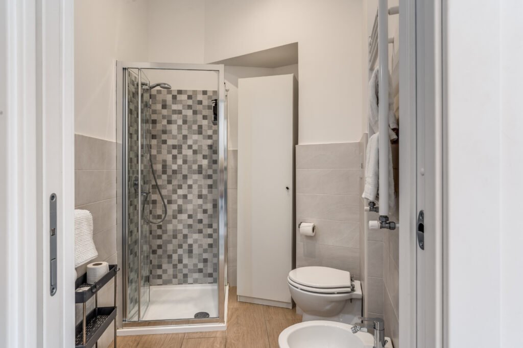 Bagno con doccia walk-in e sanitari – appartamento vacanze a Roma