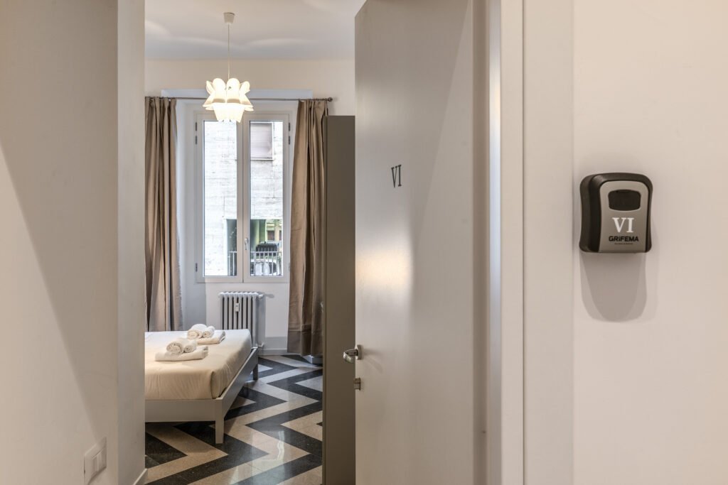 Ingresso appartamento con porta blindata – B&B Roma sicuro e accogliente