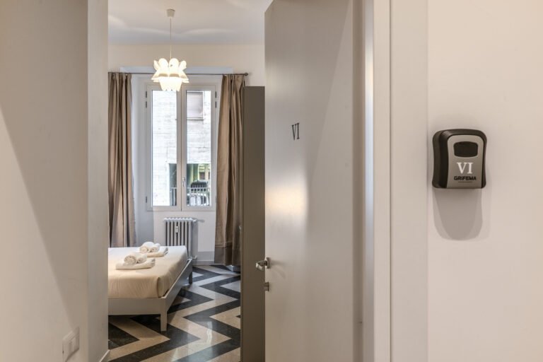 Ingresso appartamento con porta blindata – B&B Roma sicuro e accogliente