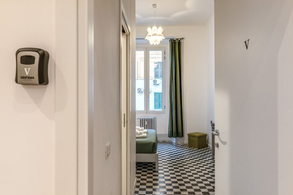Ingresso appartamento b&b Roma con vista su camera matrimoniale e pavimento decorato