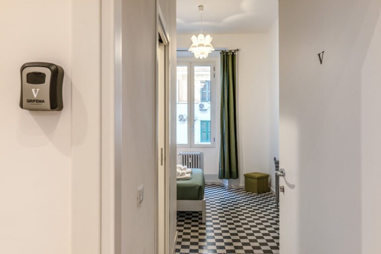 Ingresso appartamento b&b Roma con vista su camera matrimoniale e pavimento decorato