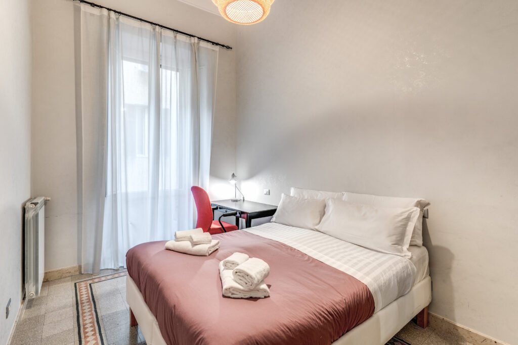 Letto matrimoniale con luce naturale appartamento turistico a Roma