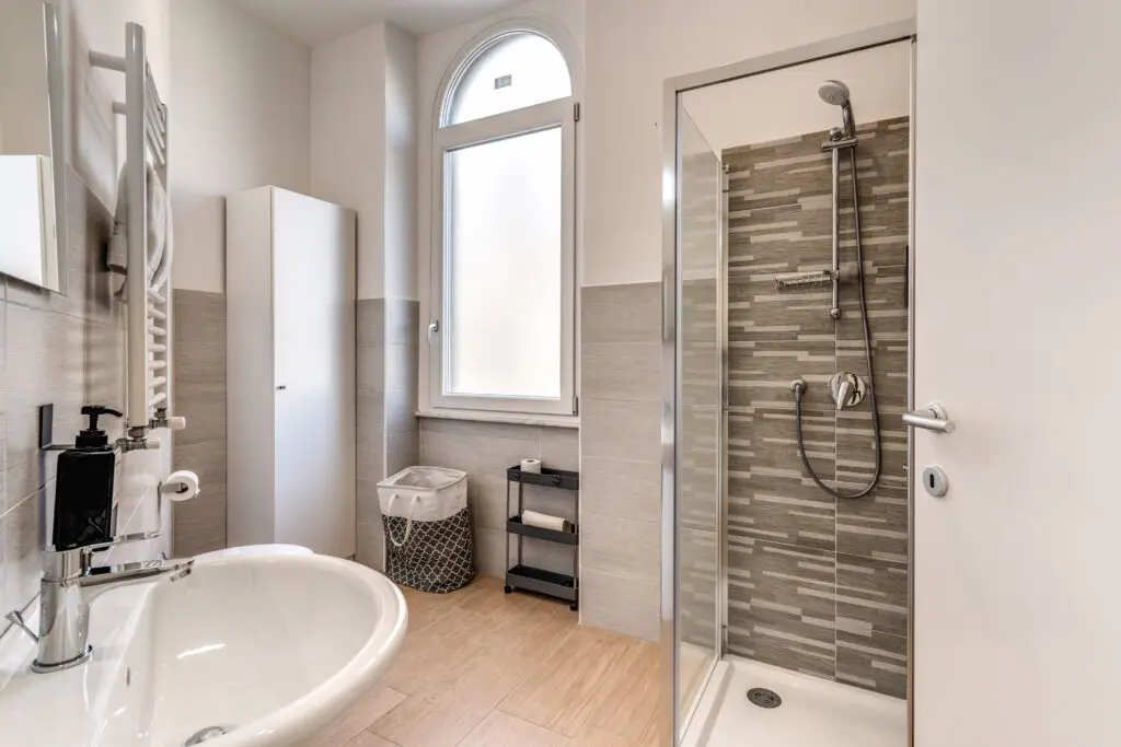 Bagno moderno con doccia walk-in e vasca – appartamento in affitto a Roma
