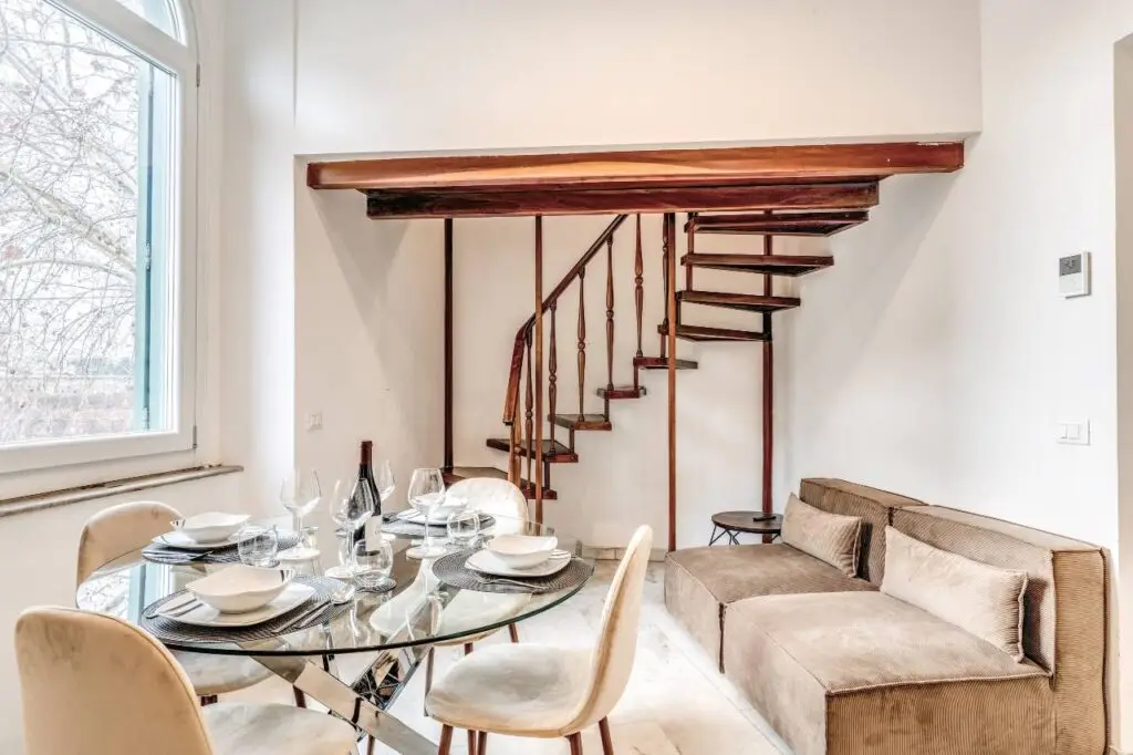 Zona pranzo con scala in legno e soggiorno – casa vacanze Roma