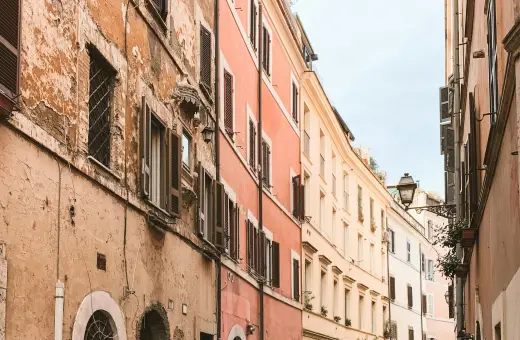 Vicoli e palazzi storici di Roma centro - soggiorni esclusivi e case vacanze con Venere Apartments.