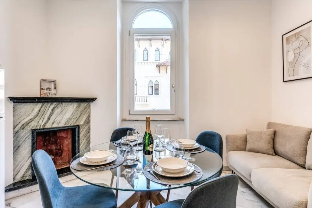 Tavolo da pranzo vicino a camino e finestra – B&B a Roma