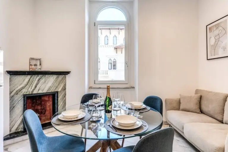 Tavolo da pranzo vicino a camino e finestra – B&B a Roma