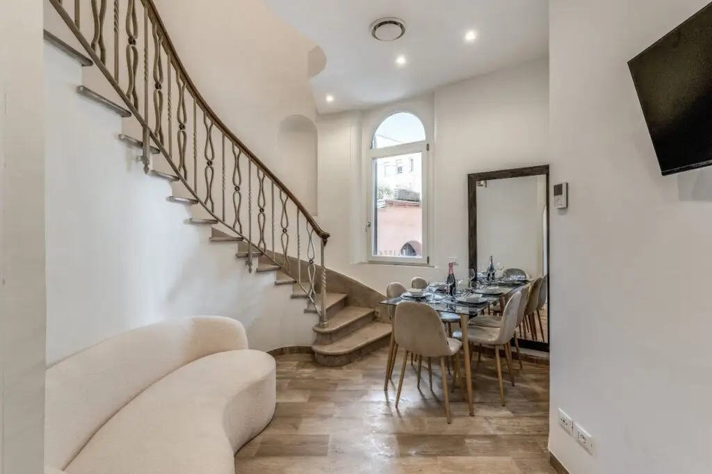 Soggiorno con scala e zona pranzo – appartamento vacanze a Roma
