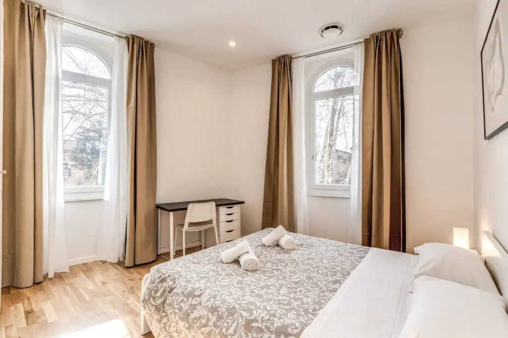 Camera doppia luminosa con arredamento moderno – B&B Roma